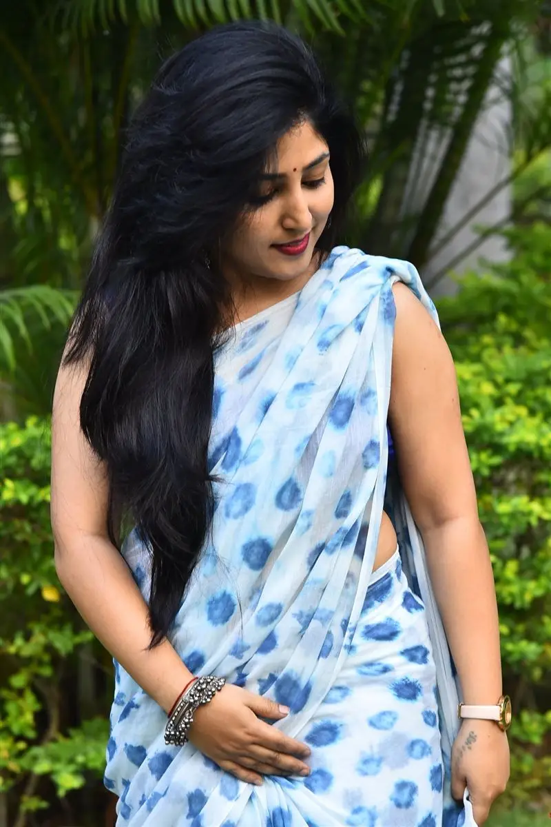 Praneekaanvikaa In Blue Saree Sleeveless Blouse